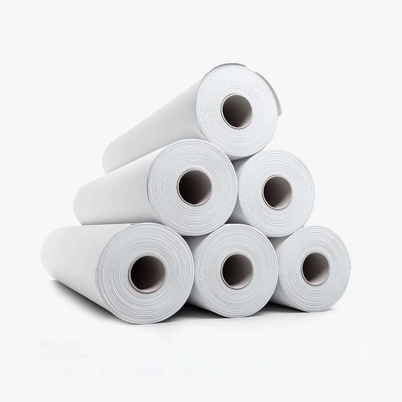 Mehrere weiße Papierrollen gestapelt, ideal für Druck und kreative Anwendungen.
